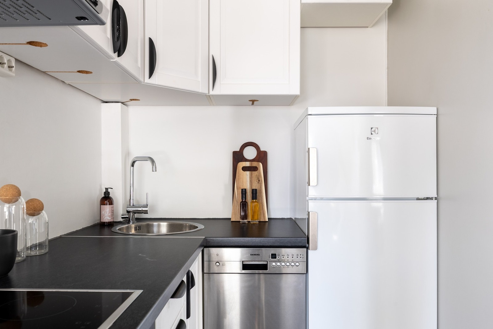 I 2022 fikk kjøkkenet ny koketopp, stekeovn, vifte, vask og avløpsautomat. Galleribilde