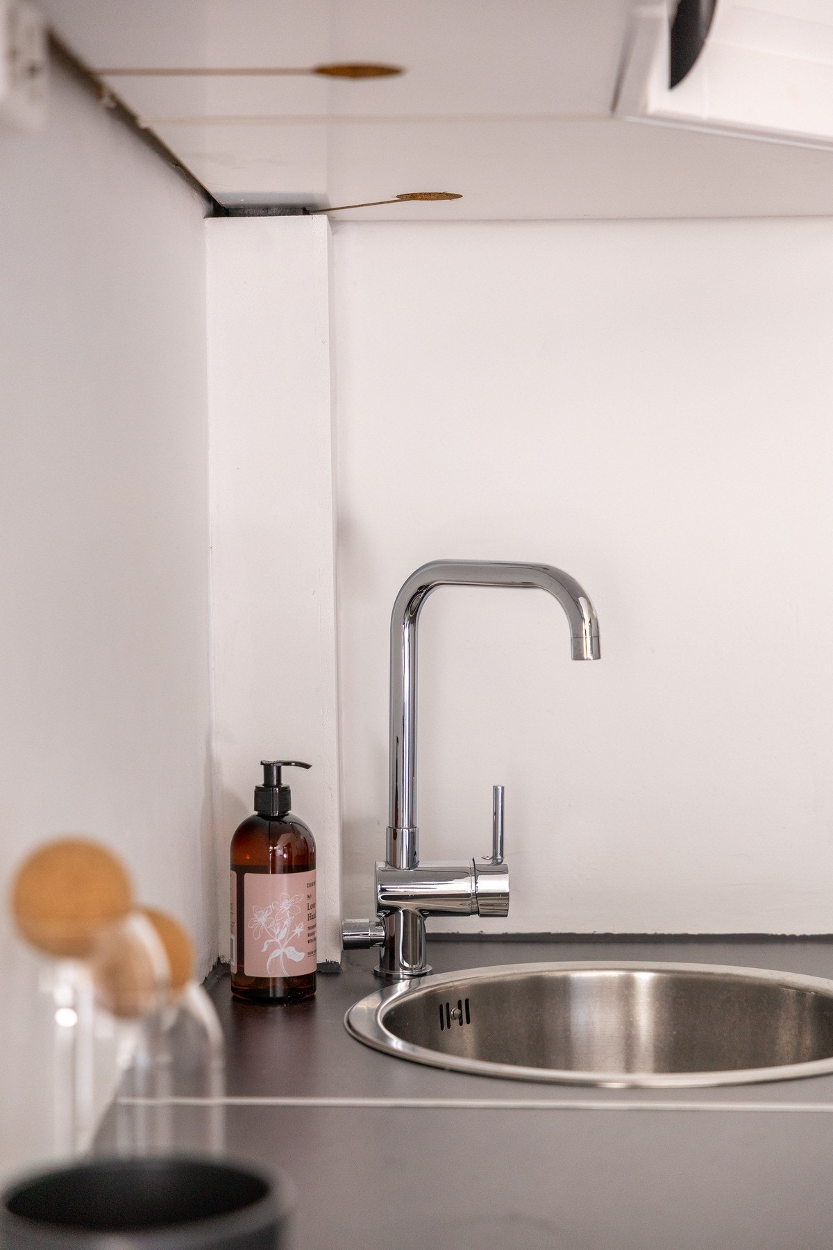 Det er profilerte fronter og laminert benkeplate med nedfelt oppvaskkum i rustfritt stål. Galleribilde