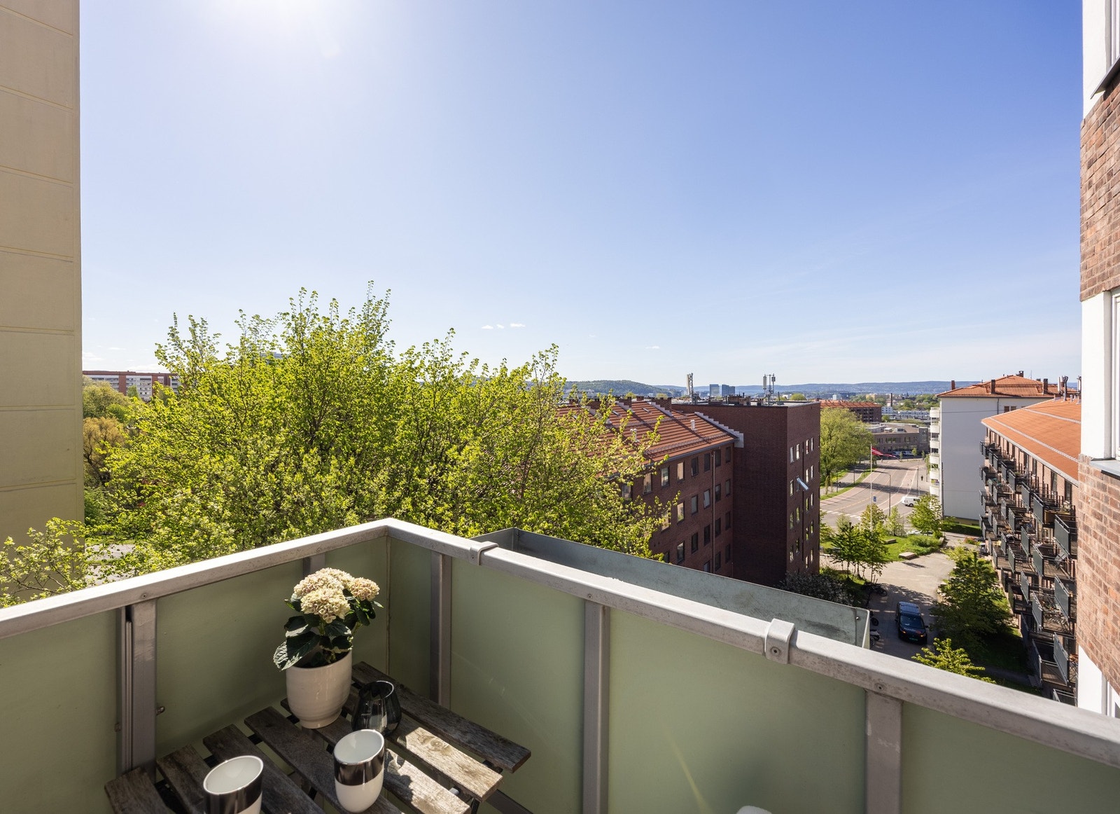 Leiligheten har en herlig balkong med plass til sittegruppe og bord. Galleribilde