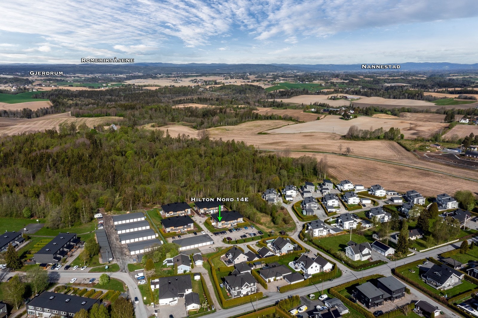 Fra eiendommen er det kort vei til skoler, barnehager og offentlig kommunikasjon. Galleribilde