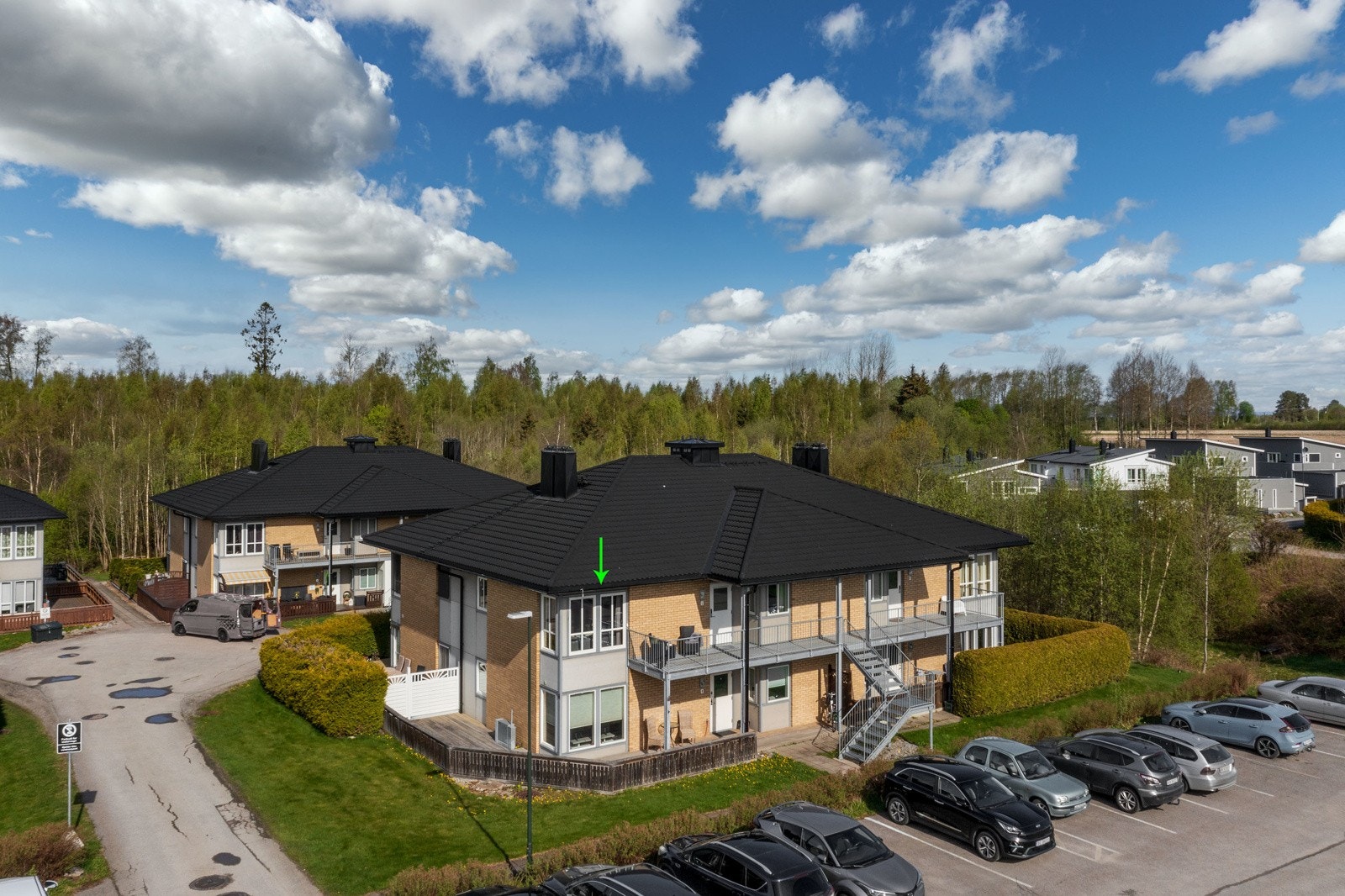 Eiendommen ligger i et attraktivt, barnevennlig og sentralt boligområde på Kløfta i Ullensaker kommune. Galleribilde