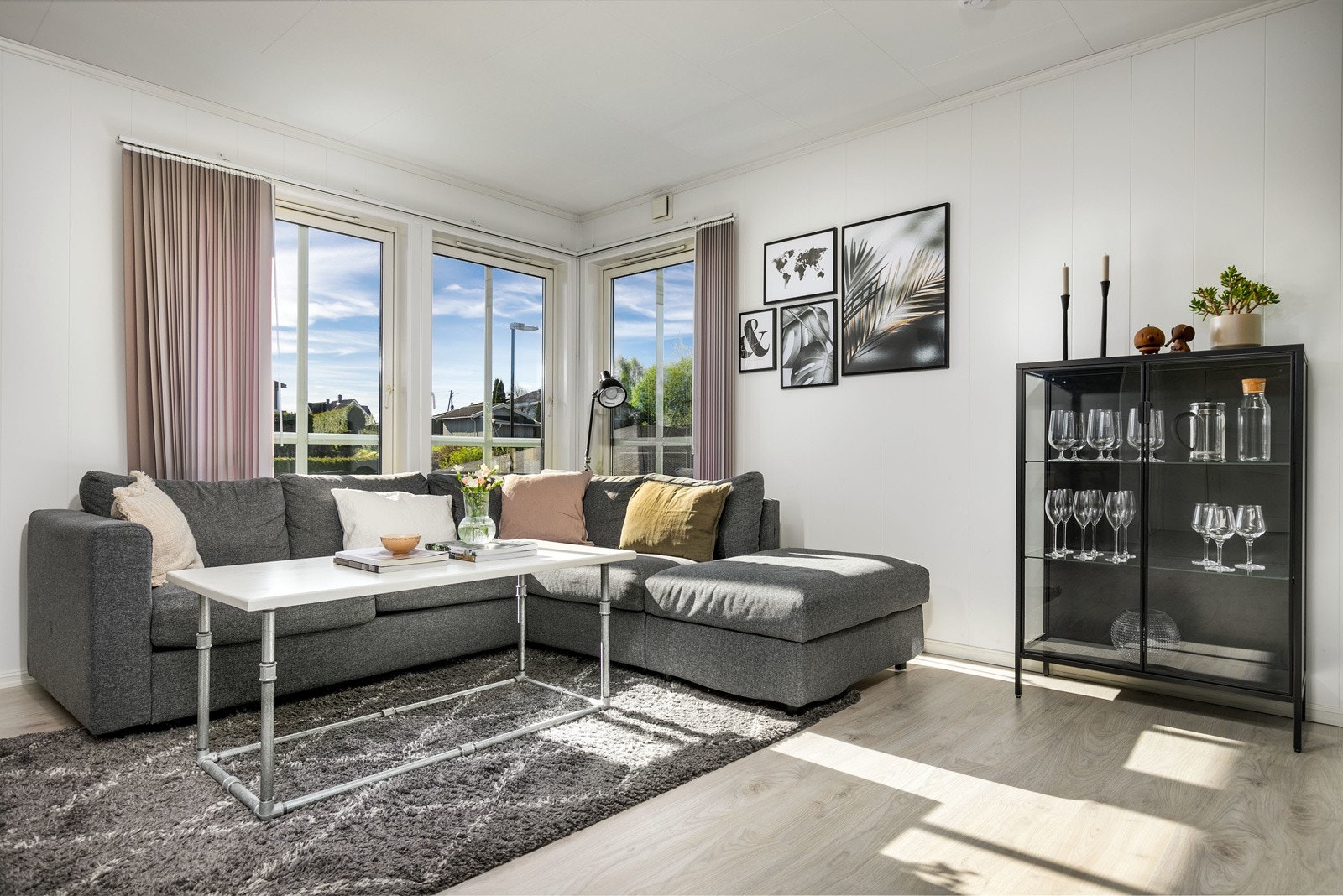 Stuen er svært innbydende i lyse og moderne fargevalg. Det er lagt lyspigmentert laminat på gulv (ny i 2019). Galleribilde