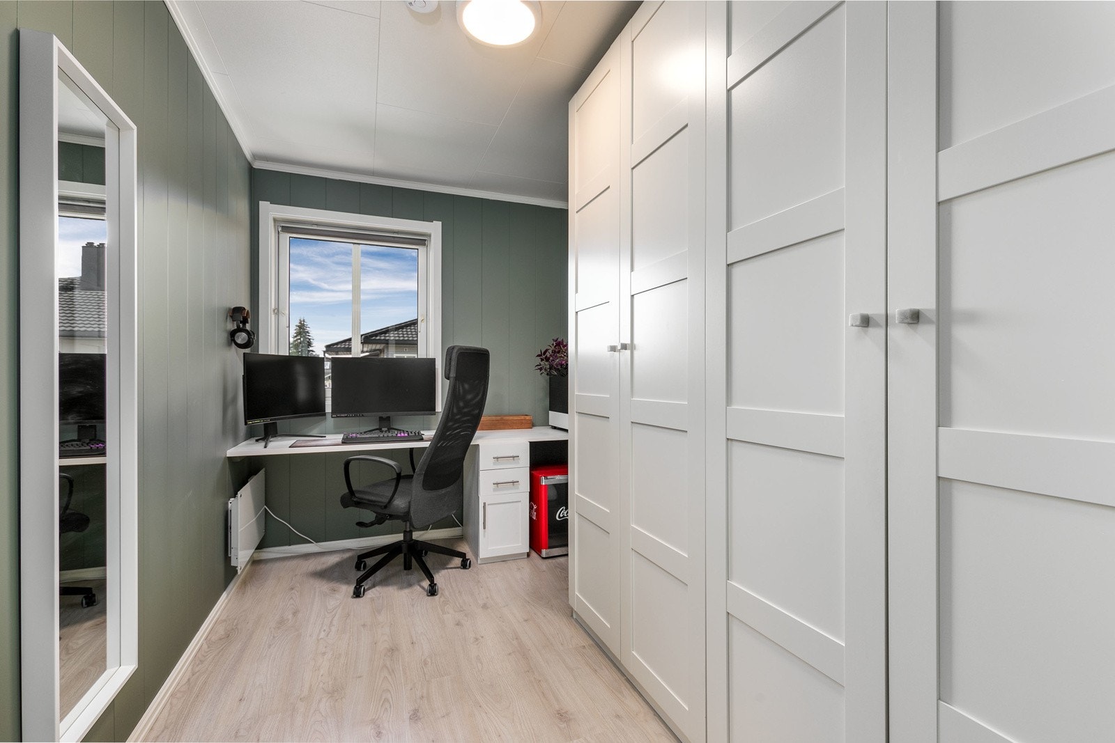 Soverom 2 fremstår som det perfekte ekstrarom, alt etter egne ønsker og behov. Rommet har rikelig med garderobeskap, og benyttes i dag som kontor. Galleribilde
