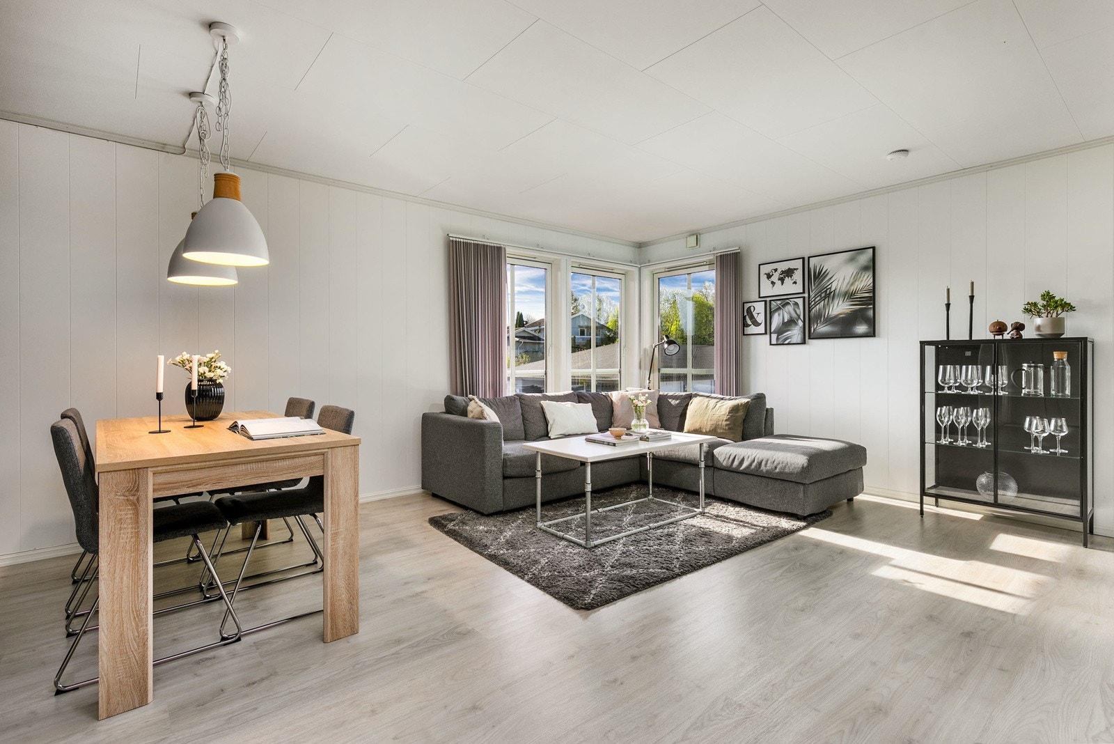 Gode vindusflater i flere himmelretning slipper inn rikelig med lys og gir en luftig romfølelse. Galleribilde