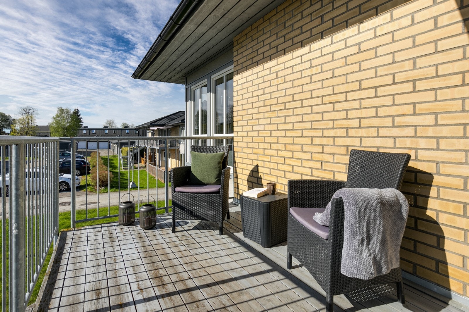 Sydøstvendt inngangsparti/veranda i metallkonstruksjon på ca. 11 kvm. Galleribilde