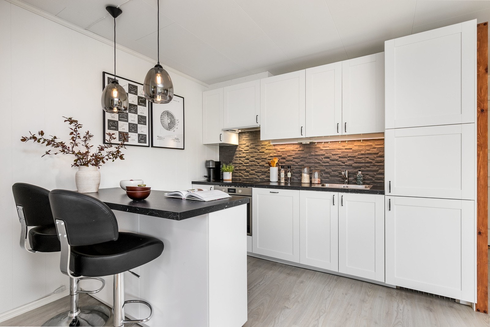IKEA kjøkken i åpen løsning mot stuen, nytt i 2019. Stekeovn, platetopp, kjøl/frys og oppvaskmaskin er integrert i innredningen. Galleribilde