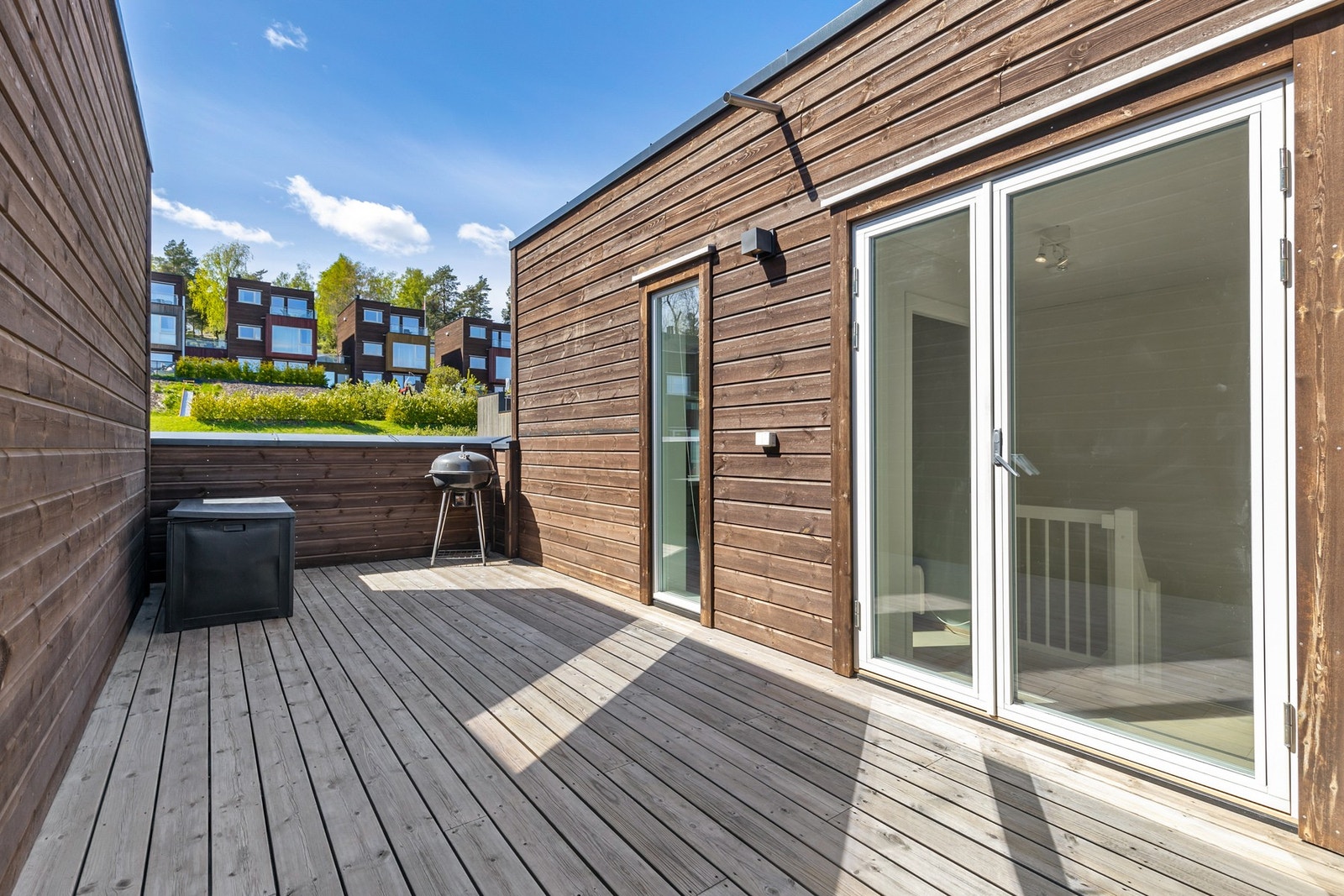 Koselig takterrasse med sittegruppe og plass til grilling - perfekt for solfylte dager Galleribilde