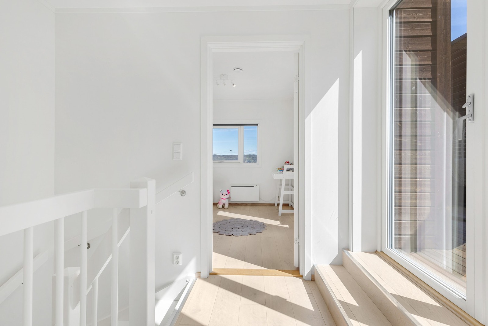 "Lys gang i andre etasje som gir tilgang til både rommene og takterrassen Galleribilde