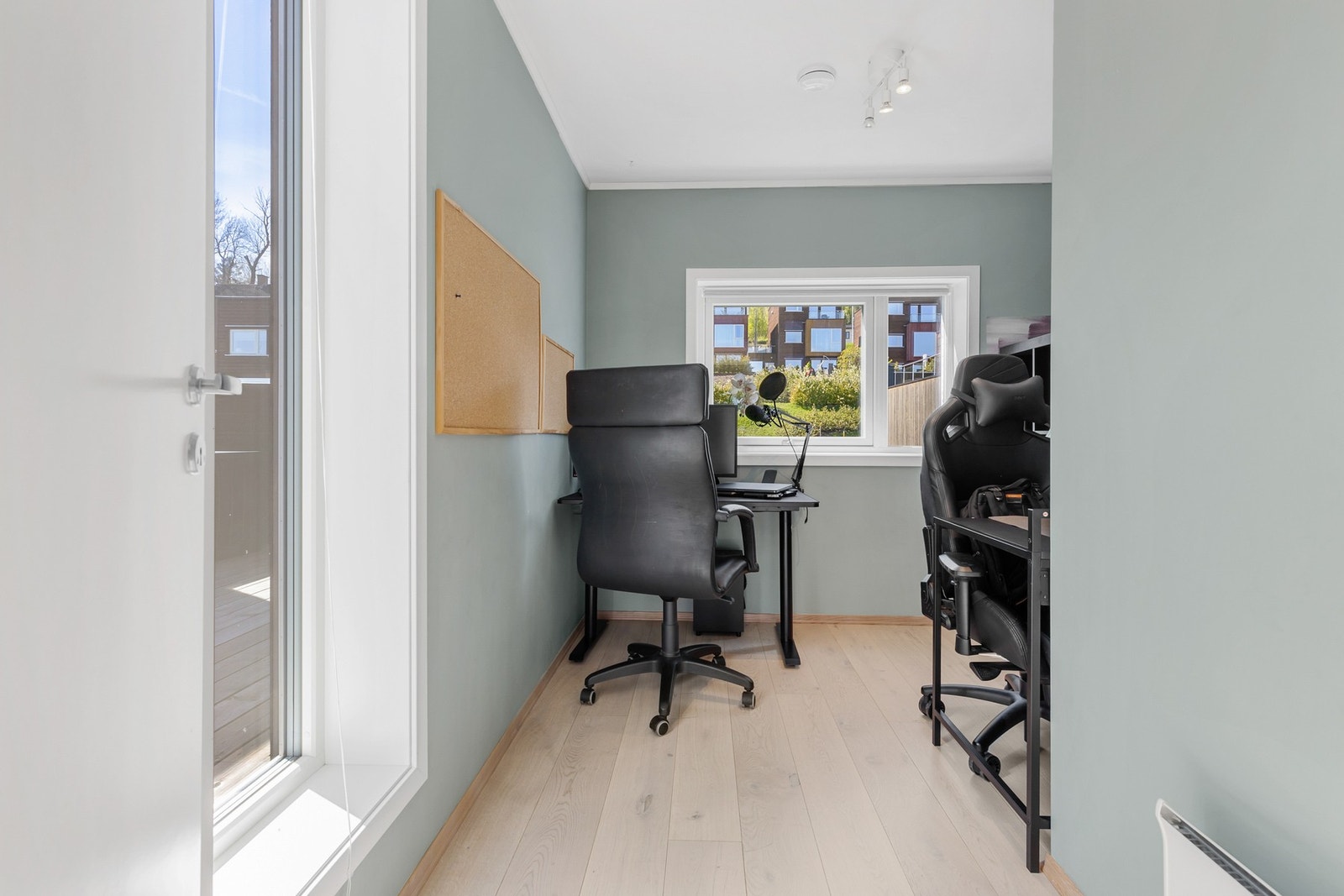 Praktisk rom med mulighet for både kontor og soverom, med mye naturlig lys Galleribilde