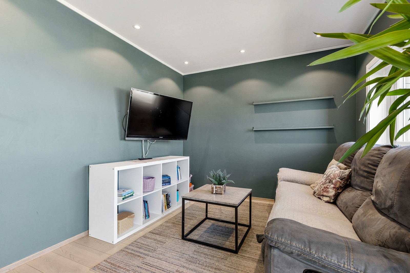 Lys og åpen stue med flott utsikt, i et romslig plan med spisestue og kjøkken Galleribilde