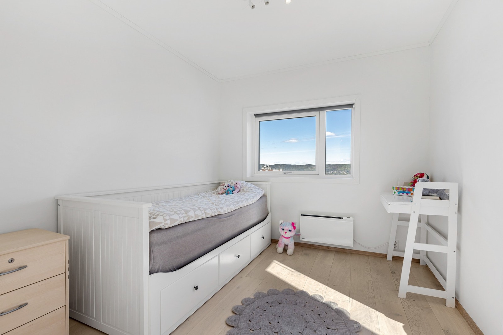 Lyst soverom i andre etasje med parkett og lysinnslipp Galleribilde