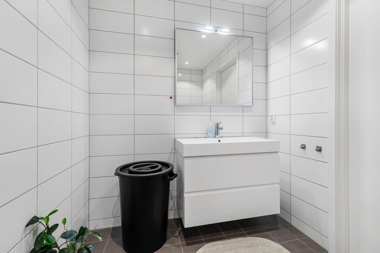 Vegghengt servantinnredning med skuffer Galleribilde