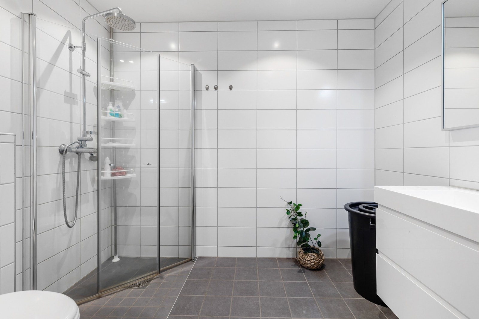 Flislagt baderom fra byggeår med gulvvarme og flislagte vegger Galleribilde