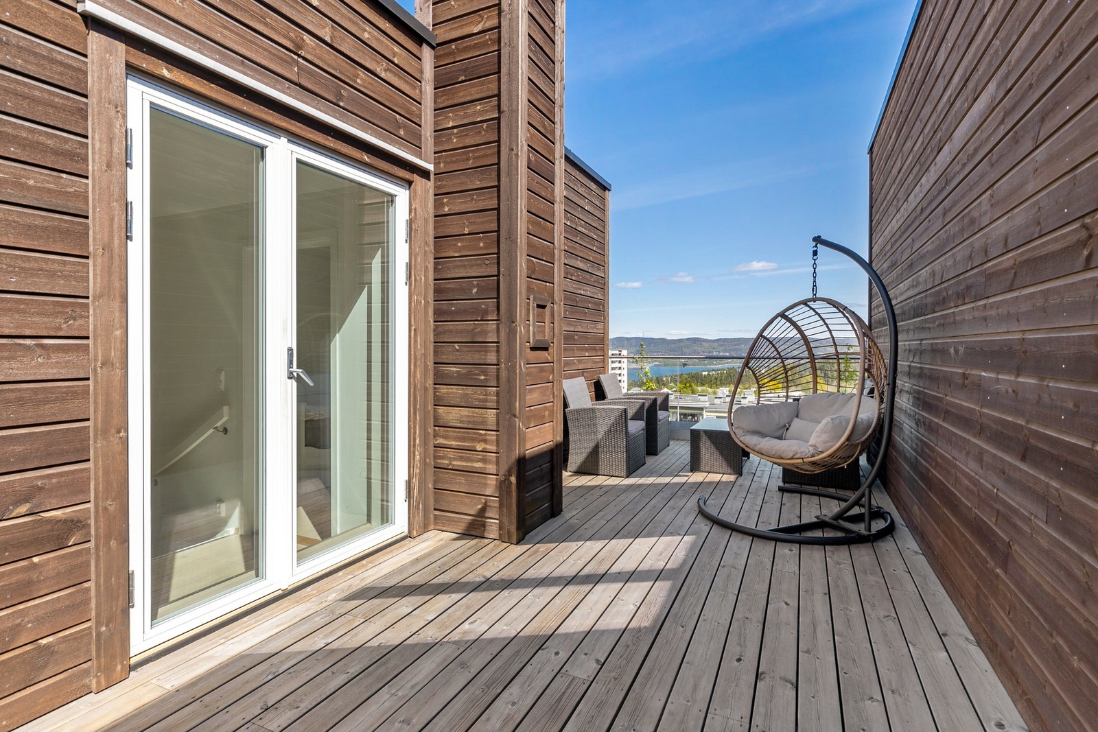 Takterrassen med sittegruppe gir deg muligheten til å nyte solfylte dager og rolige kvelder i fredelige omgivelser Galleribilde