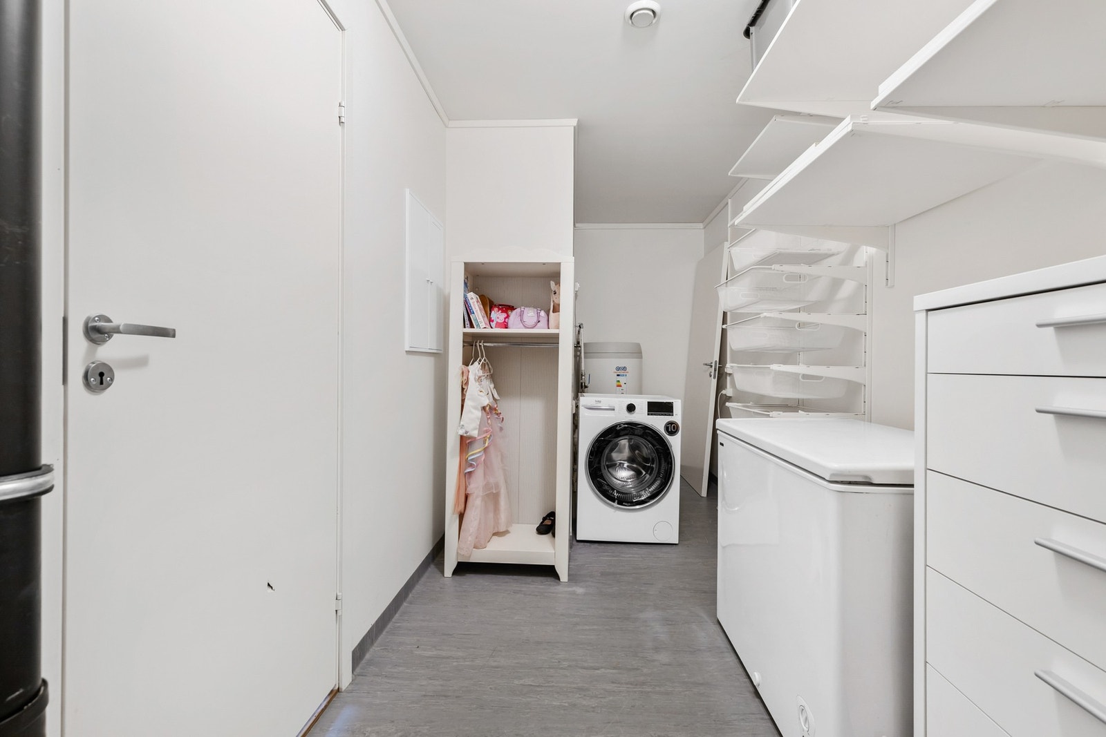 Funksjonelt vaskerom med gulvbelegg, malte flater og avtrekksventil i himling Galleribilde