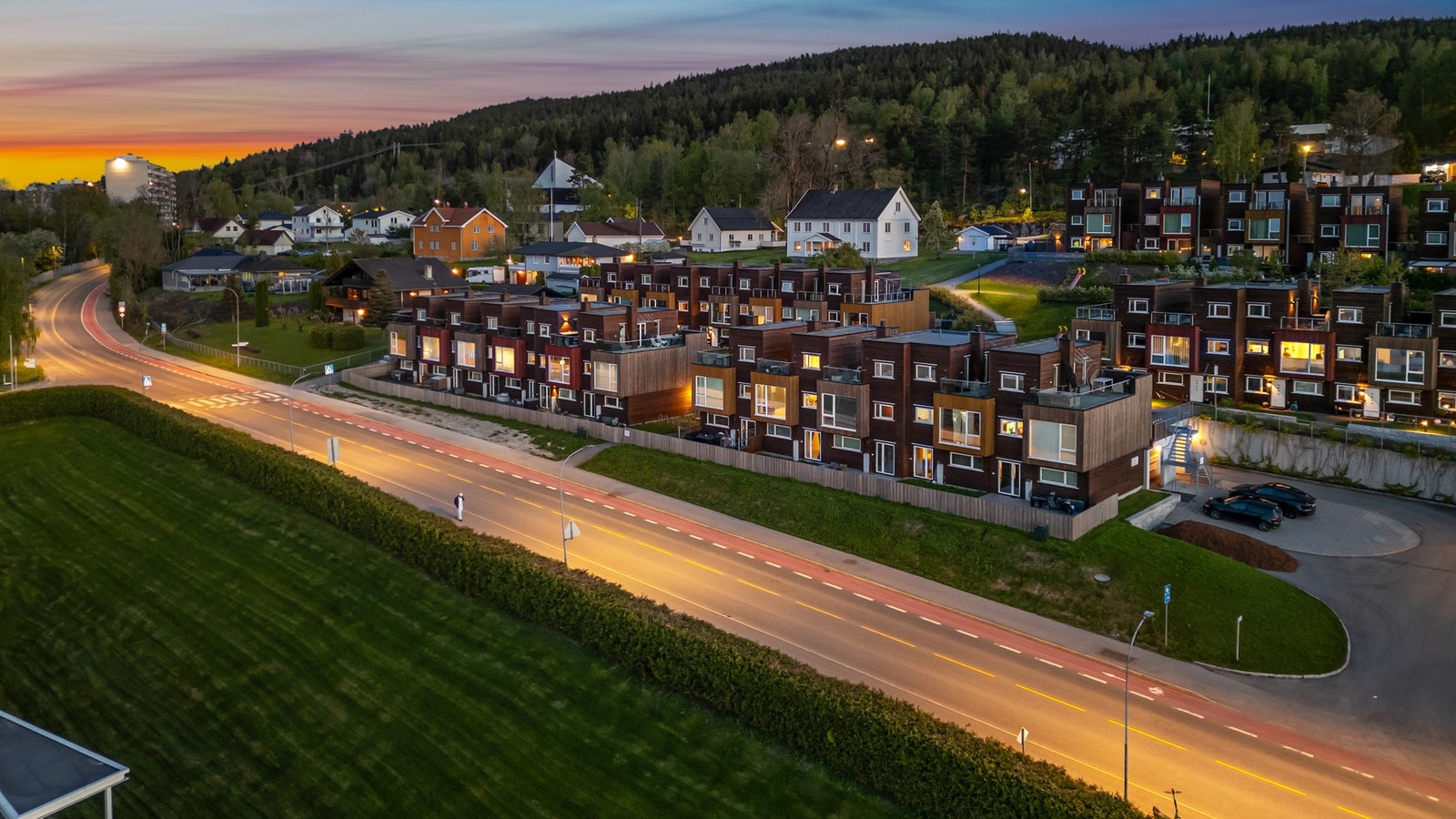 Fasade med kombinasjon av liggende og stående trekledning, som gir et moderne og naturlig uttrykk Galleribilde