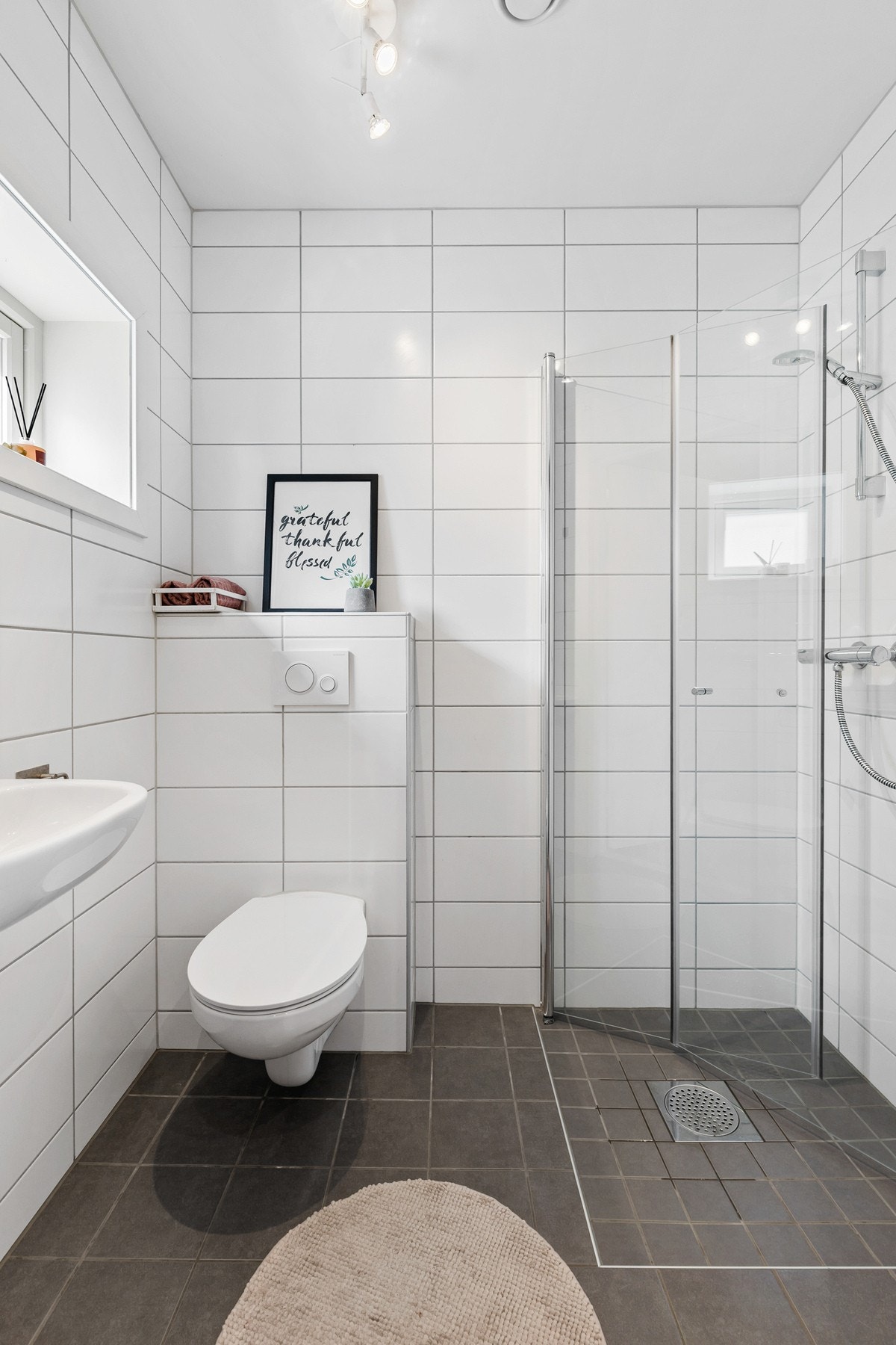 Vegghengt servant med ett-greps armatur Galleribilde