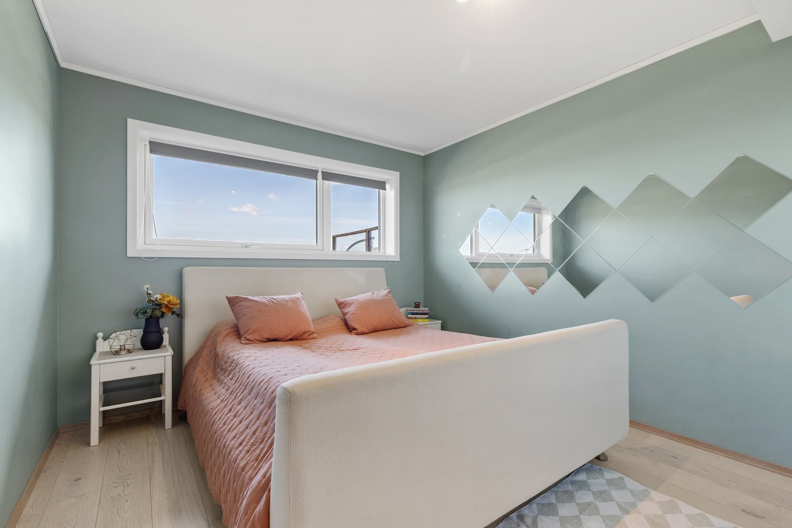 Soverom med god plass til dobbeltseng og praktisk oppbevaring Galleribilde