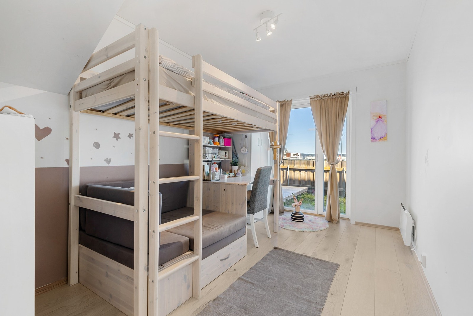 Soverom med praktisk utgang til plen og en rolig atmosfære Galleribilde