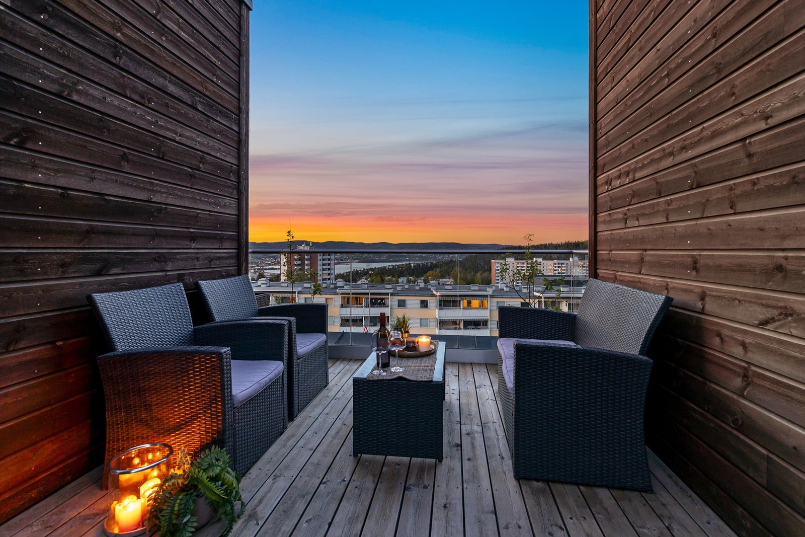 Takterrassen i kveldens fredelige lys Galleribilde