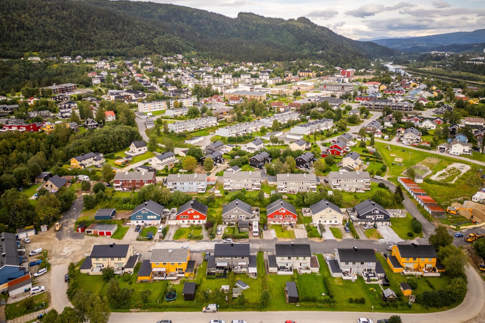 Boligen ligger flott til på Selfors med nærhet til skole, barnehage, dagligvarehandelen og flotte turmuligheter Galleribilde