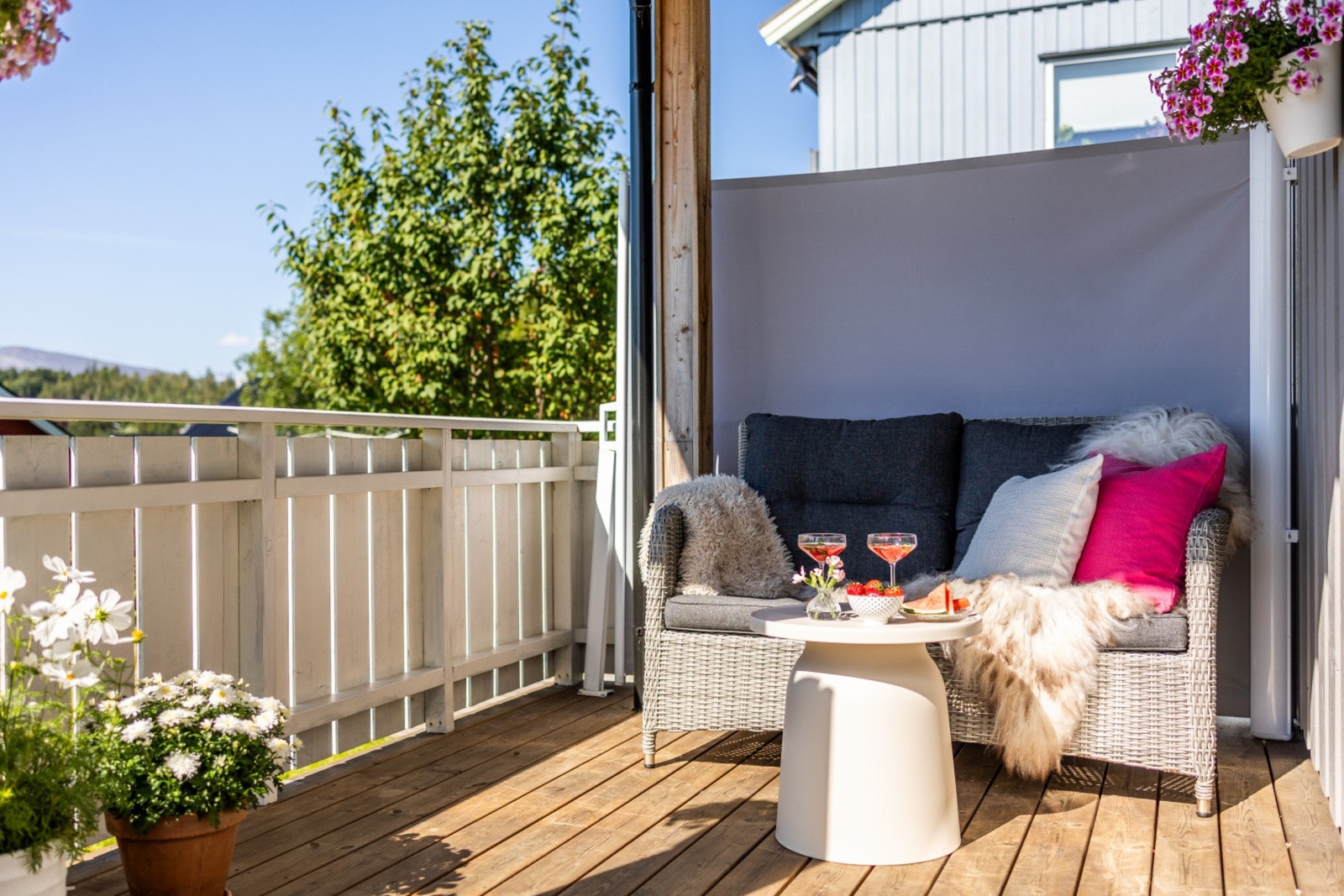 Fra stuen har du direkte utgang til en flott terrasse Galleribilde