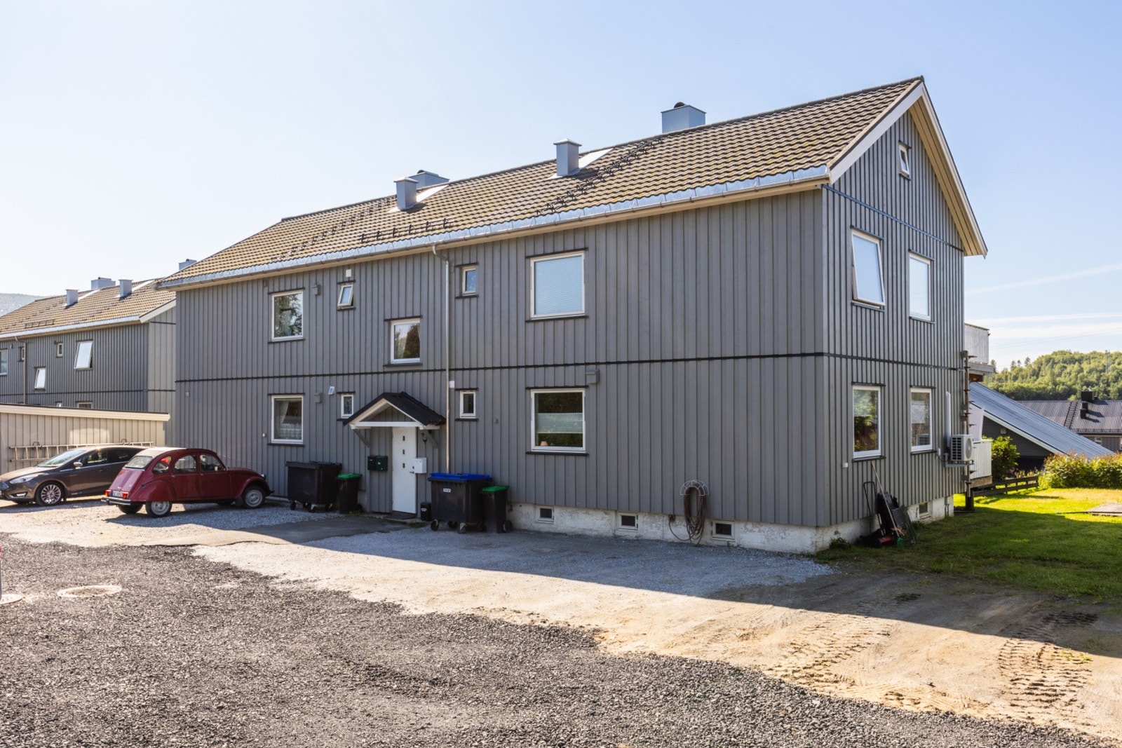 Parkering utenfor på felles tomt Galleribilde