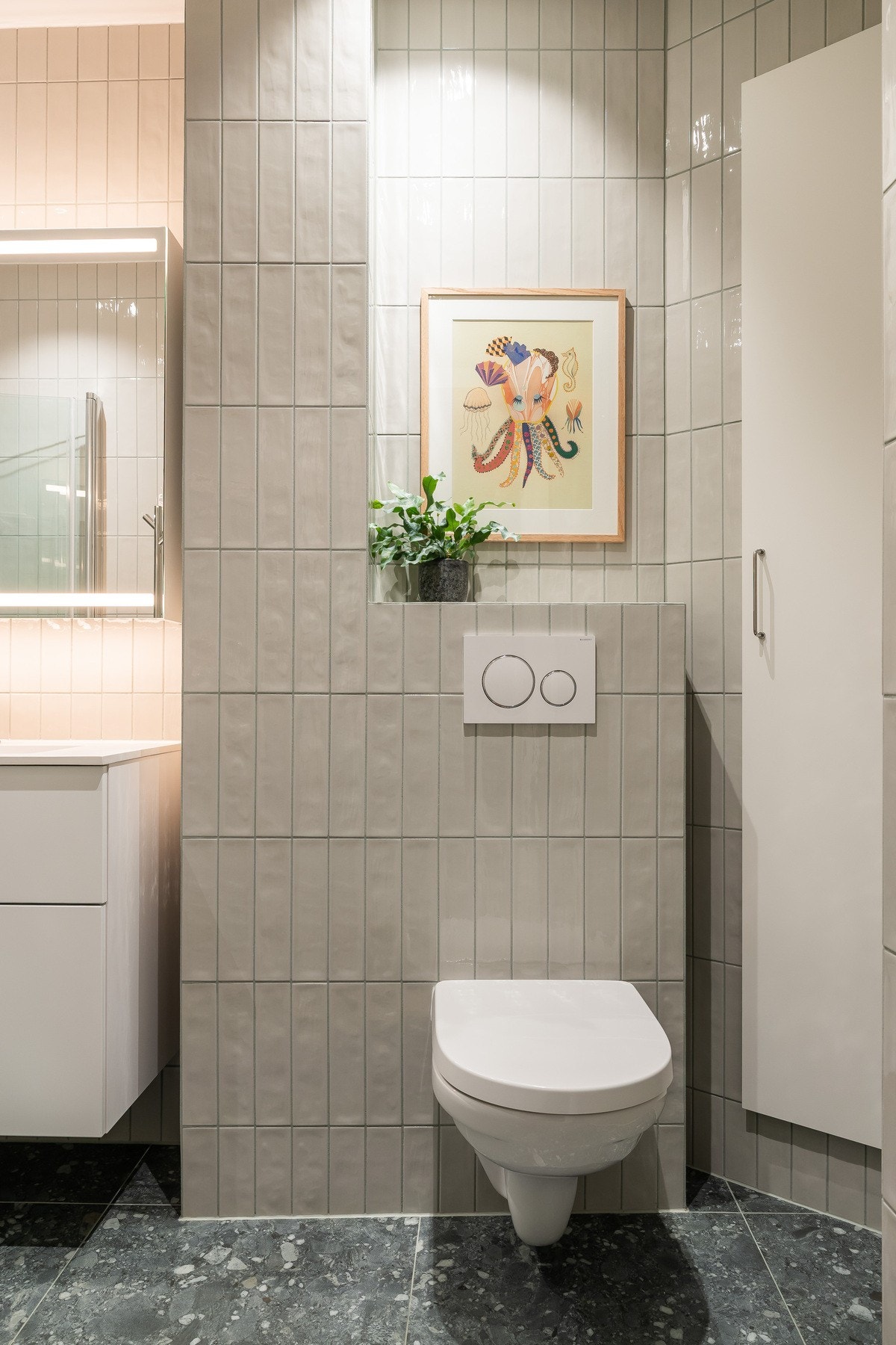 Badet er utstyrt med elektrisk avtrekksvifte, varmekabler i gulv samt opplegg for både vaskemaskin og tørketrommel. Galleribilde