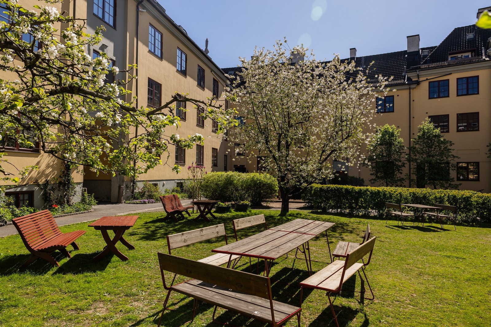Gården er kjent for sitt store og grønne gårdsrom, som er til glede for alle beboere. Galleribilde