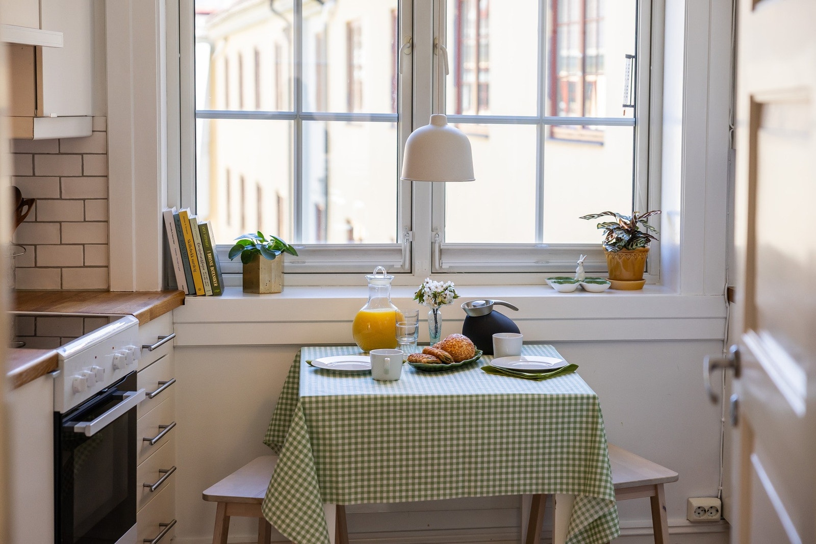 Det er plass til et spisebord ved vinduet - et naturlig samlingspunkt for morgenkaffen eller en uformell middag. Galleribilde