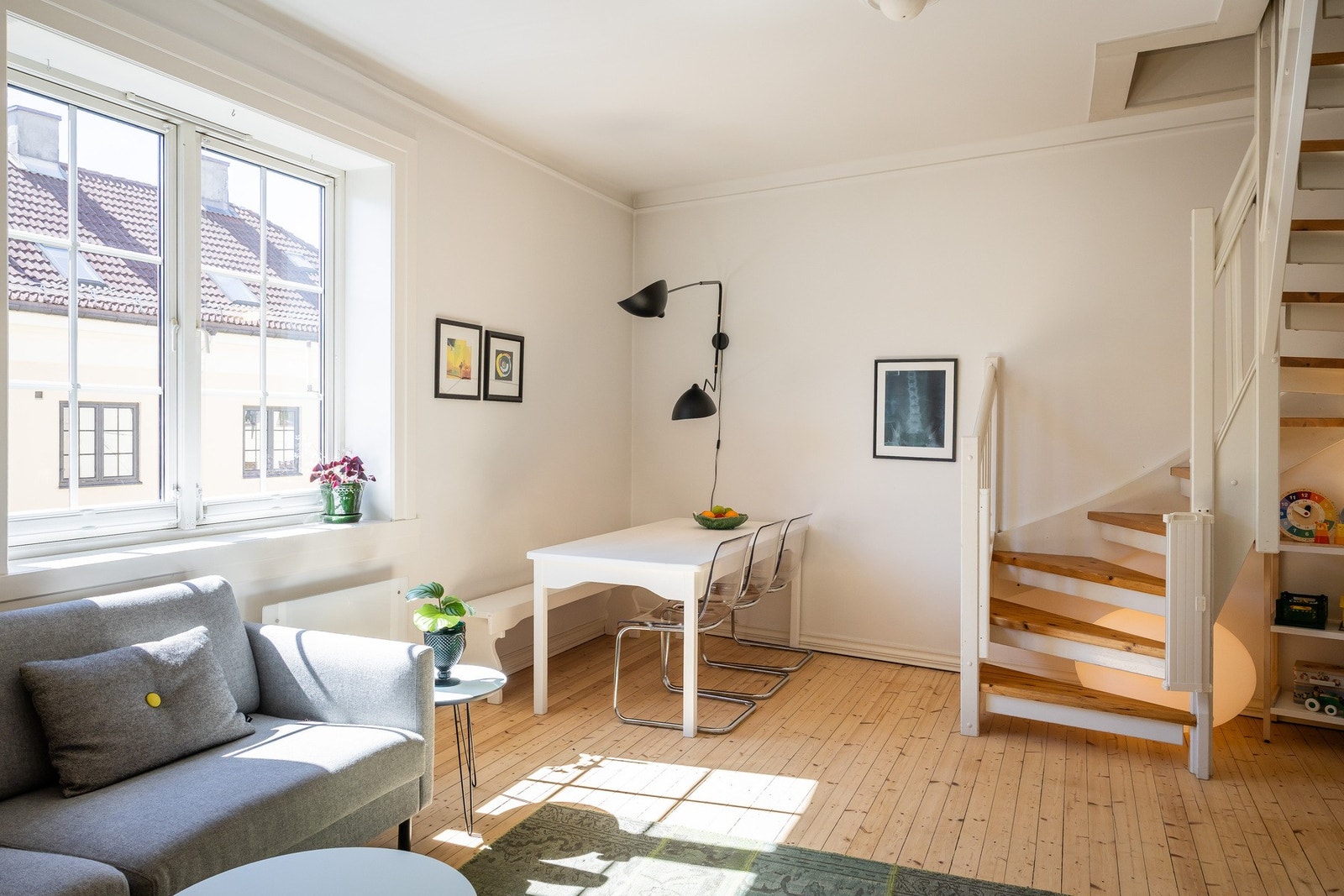 De store vindusflatene gir rikelig med naturlig dagslys. Galleribilde