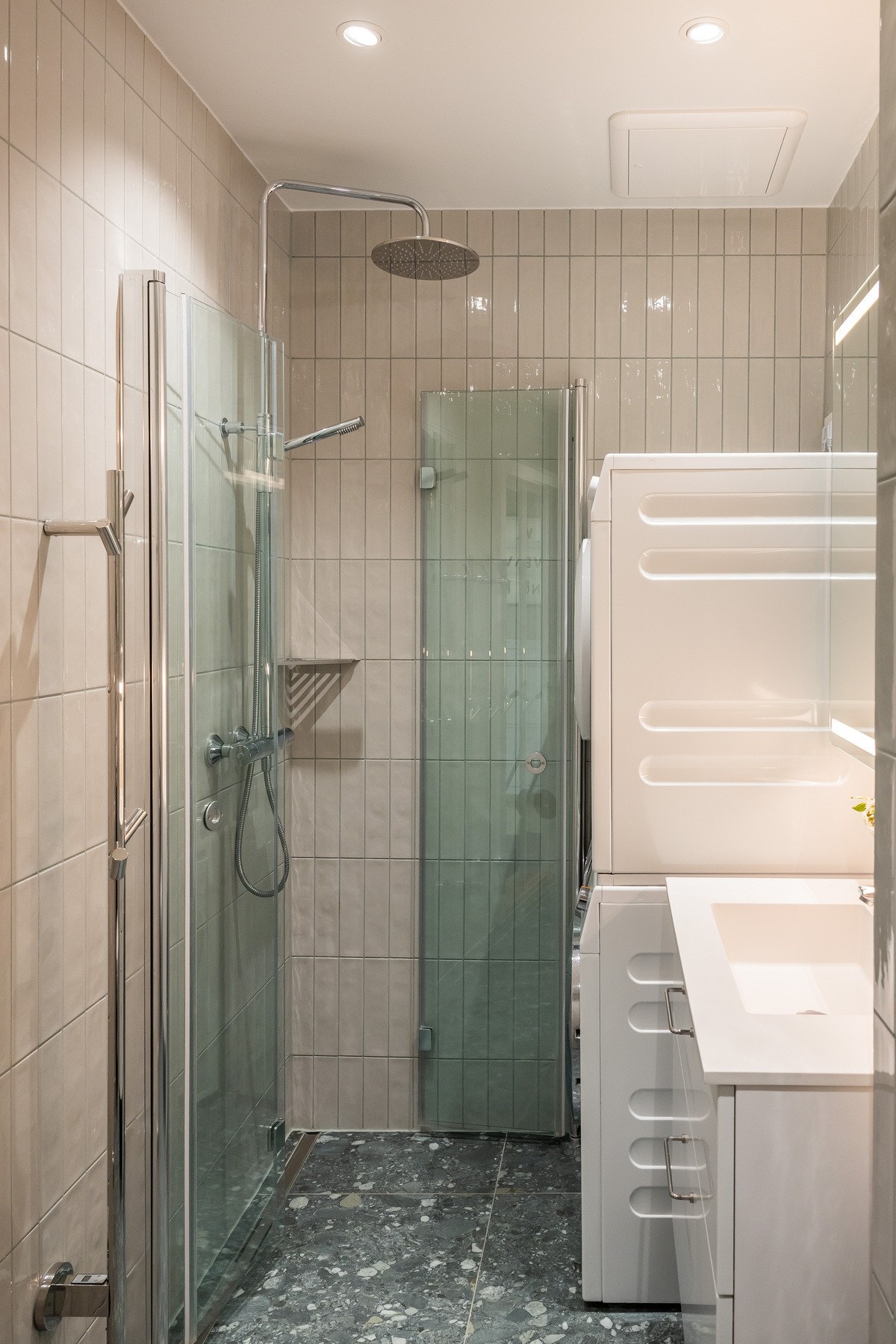 Himlingen er nedsenket med downlights som gir en subtil og jevn belysning. Galleribilde