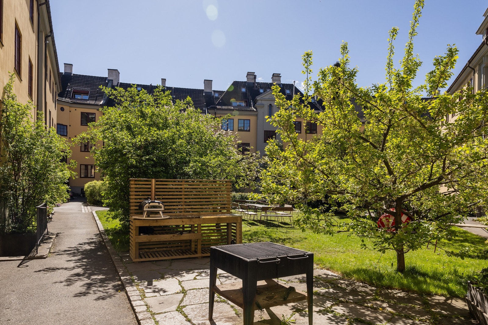 Hyggelige sittegrupper samt grillplass med pizzaovn. Galleribilde