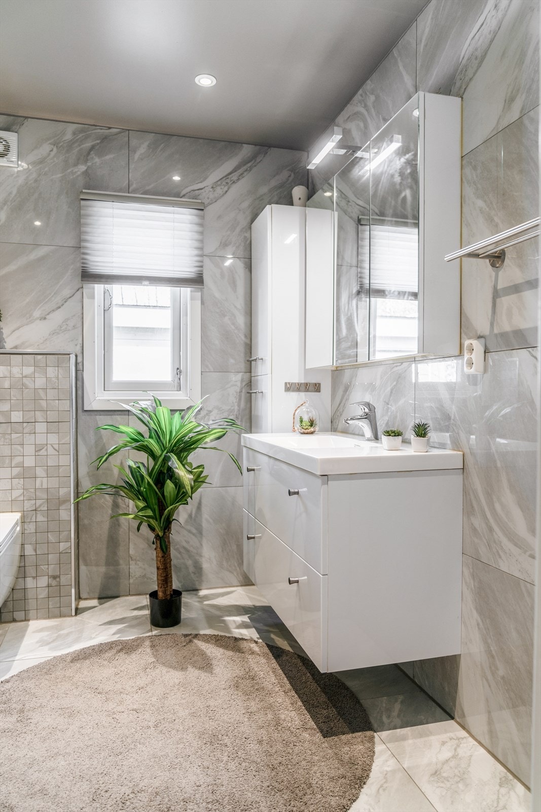 Helfliset bad fra 2021 med gulvvarme og spotter i tak. Galleribilde