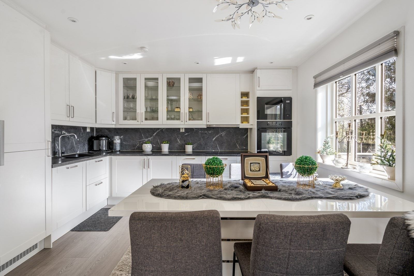 Vinduene slipper rikelig med naturlig lys inn til spiseplassen. Galleribilde