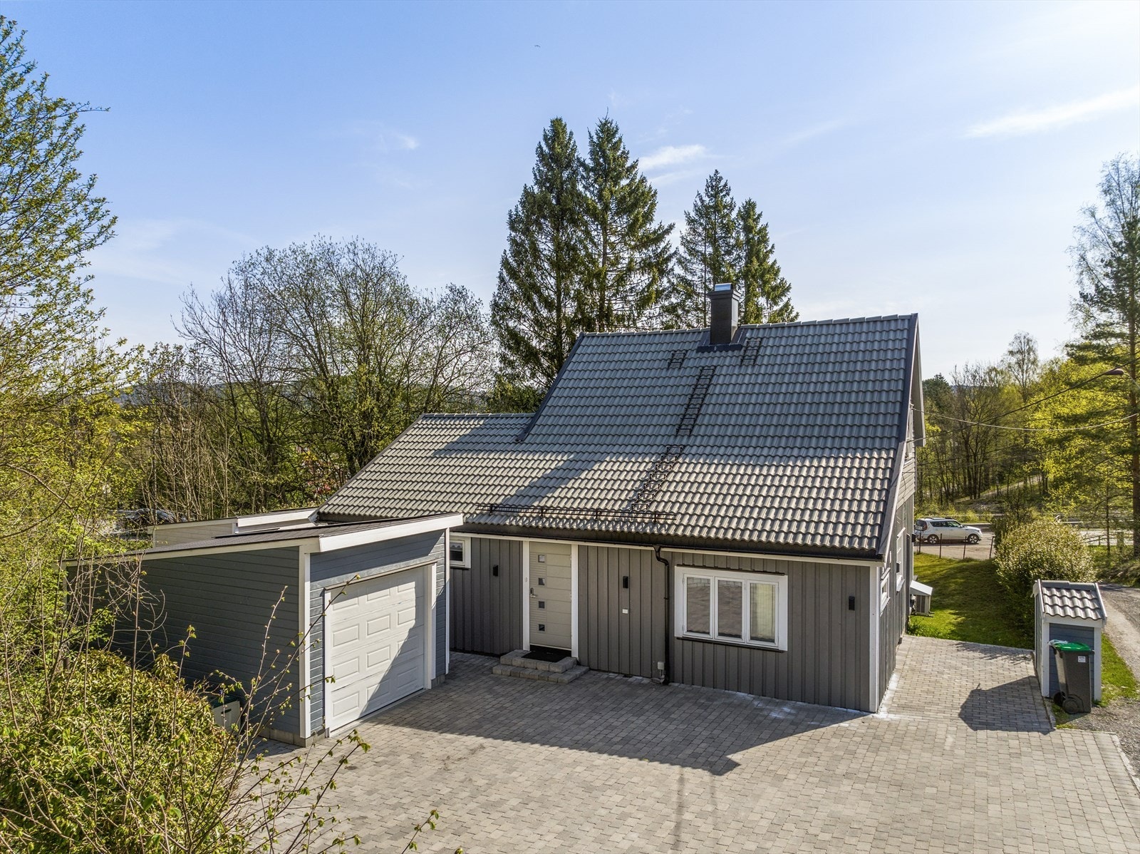 Eiet tomt på 632 m2 som er pent opparbeidet med plen, bed og prydbusker. Belegningsstein i innkjørsel og parkering i garasje. Galleribilde