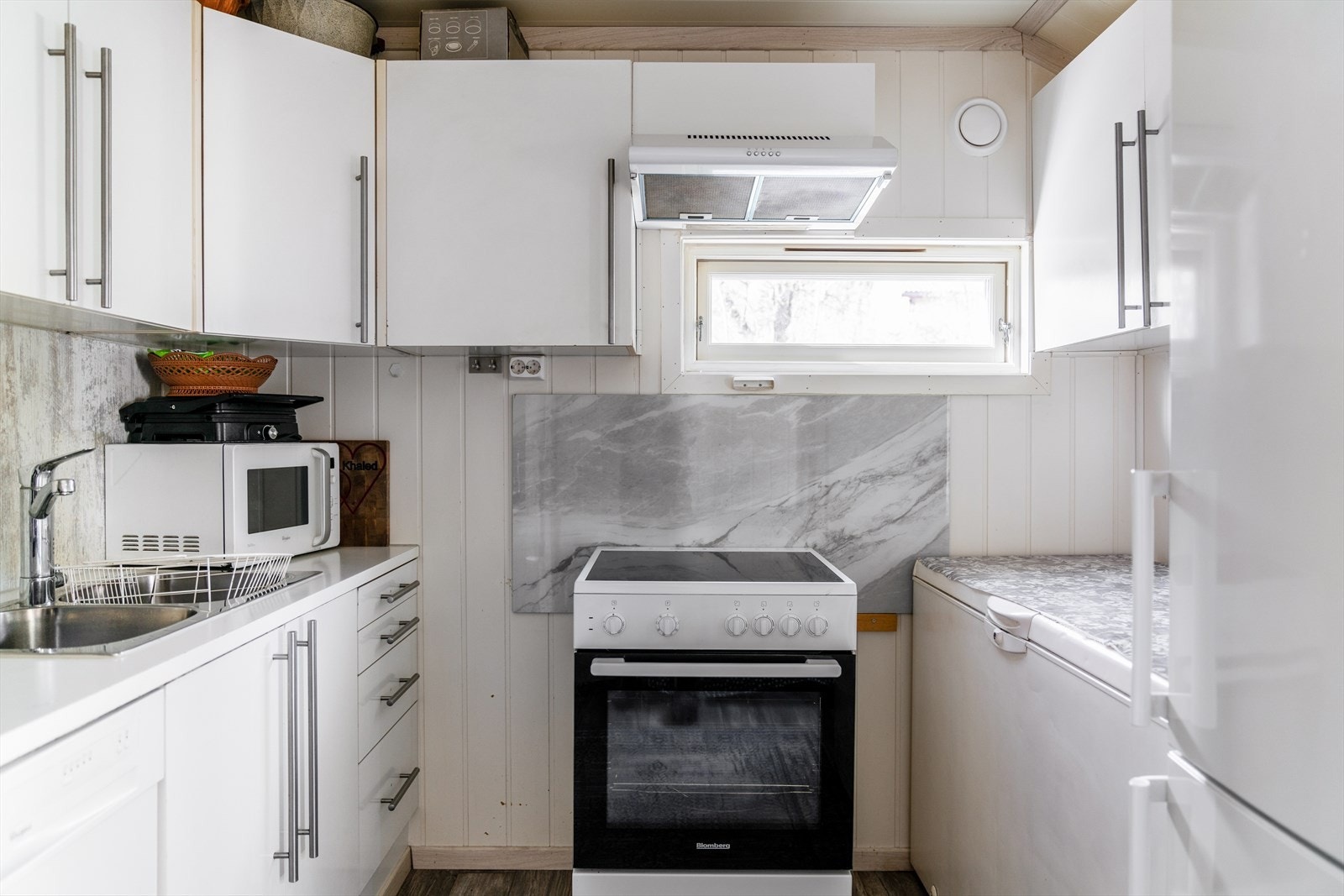 Boligen har et praktisk grovkjøkken med lys kjøkkeninnredning og laminert benkeplate med KitchenBoards over.
Tidligere terrasse som er gjort til grovkjøkken, er innredet og omgjort til uten at dette er søkt om og uten at nødvendig godkjennelse er gitt. Galleribilde