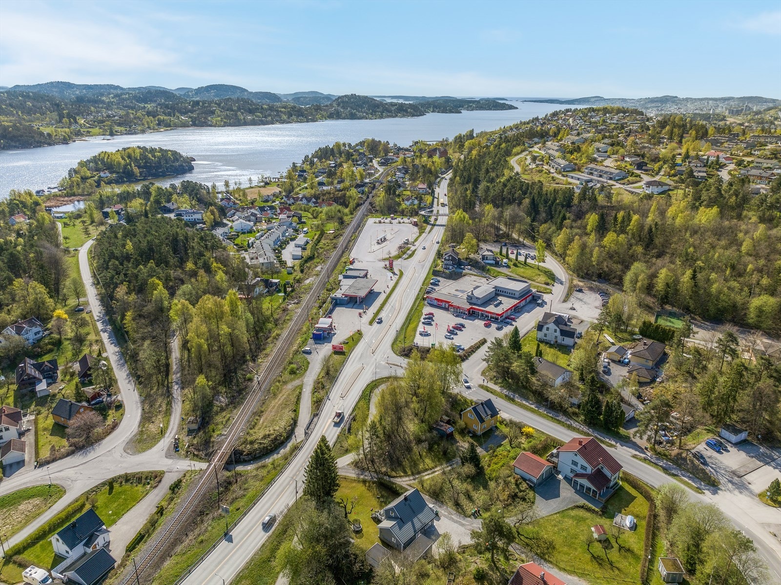 Kort vei er det for øvrig også til legekontor, treningssenter og idrettsanlegg hvor Hei IL har et aktivt tilbud innen fotball, hånball, ski og turn, samt svømmehall. Galleribilde