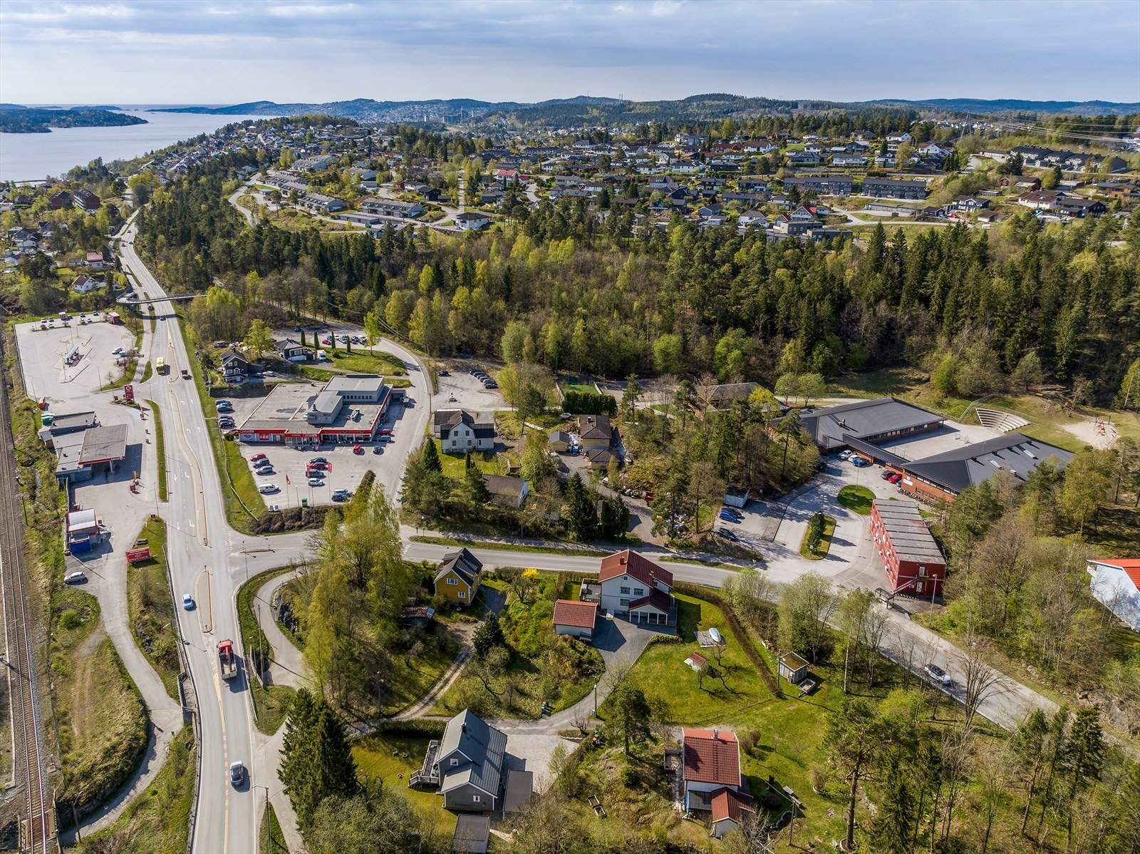 Området er sjønært og kan by på flere flotte tur- og rekreasjonsområder, som blant annet den ca. 7 km lange kyststien på vestsiden av Eidangerfjorden. Galleribilde