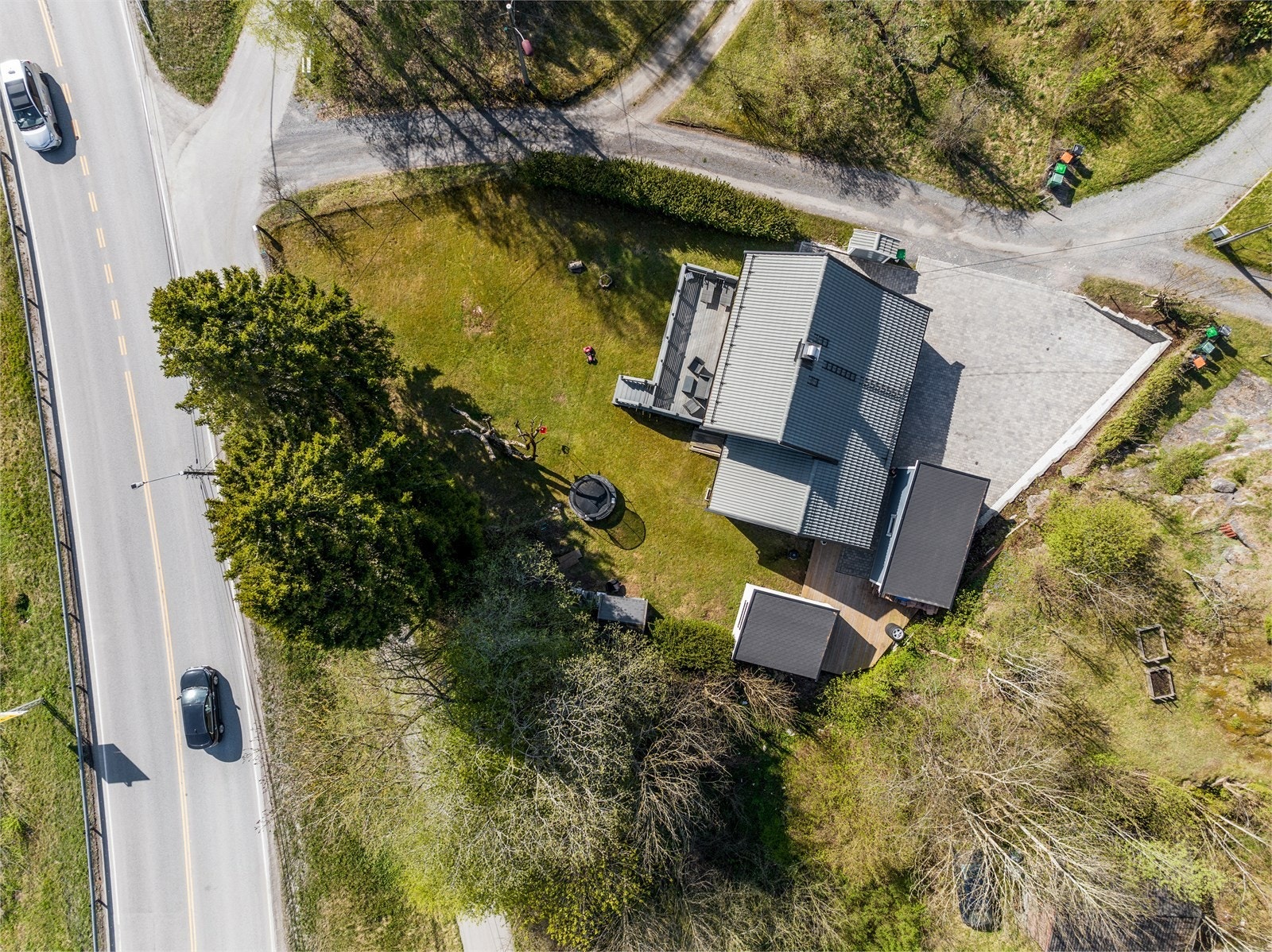 Veranda, uteboder og garasje er oppført uten at dette er søkt om og uten at eventuell nødvendig godkjennelse er gitt av kommunen. Galleribilde