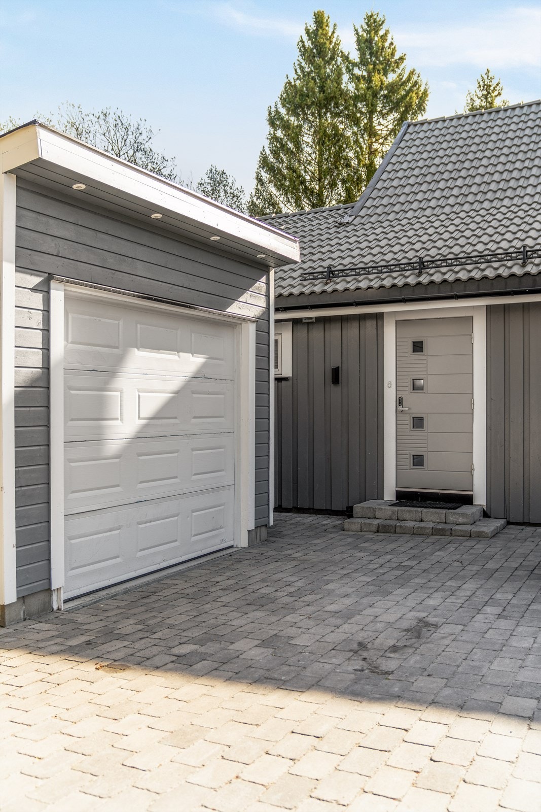 I tillegg er det oppført bod fra 2005, bod fra 2023 og garasje fra 2021 på eiendommen. Galleribilde