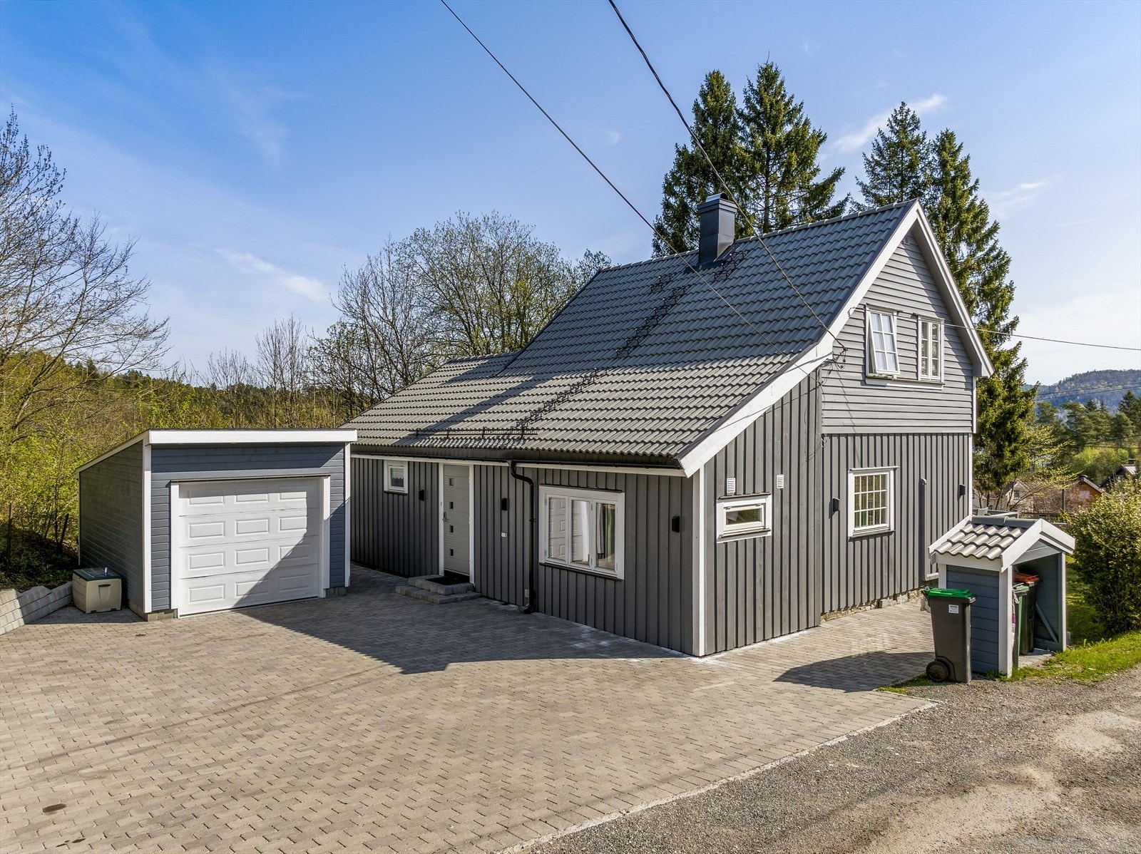 Boligen fremstår som en velholdt og innholdsrik enebolig med attraktiv og barnevennlig beliggenhet på Brattås. Galleribilde