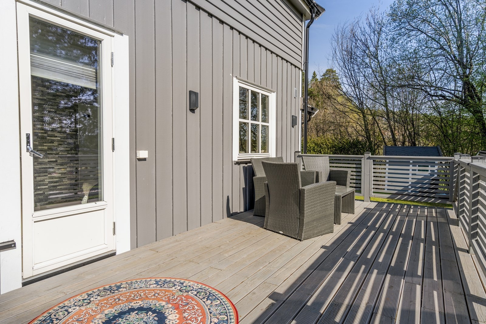 Her er det god plass til utemøblement og grill. Det er montert utelys og el-stikk. Galleribilde