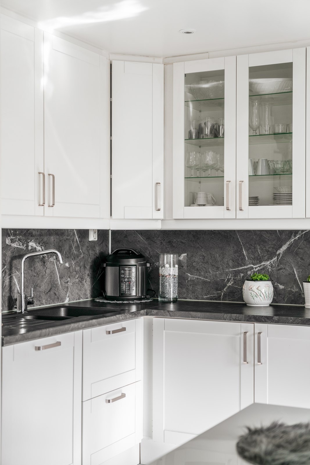 Kjøkken har takhøy Epoq innredning fra 2021 og laminert benkeplate med nedfelt komposittvask med en liten skyllekum, og nedfelt induksjons kokeplate. Det er montert KitchenBoards over benkeplaten. Galleribilde