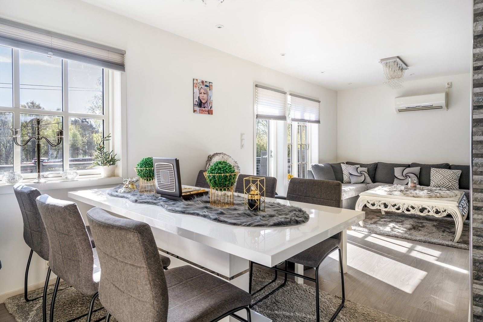 Boligen har en lys og romslig stue med åpen løsning mot kjøkken, på 33,3 m2. Galleribilde