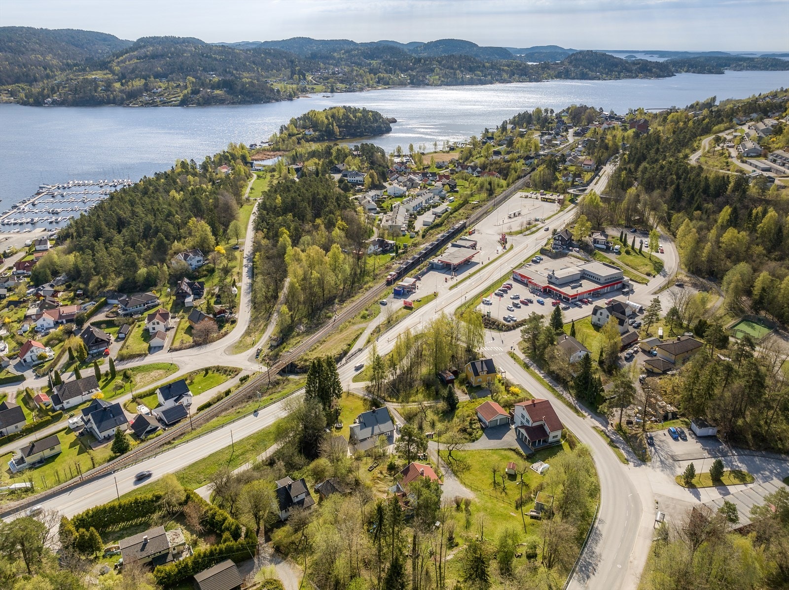 Fra boligen er det gangavstand til dagligvareforretning, frisør og bensinstasjon på Skjelsvik, samt til kollektiv transportsentral som er et knutepunkt for lokal- og regionalruter med buss. Det er også busstopp for lokalbuss langs Brattåsvegen. Galleribilde