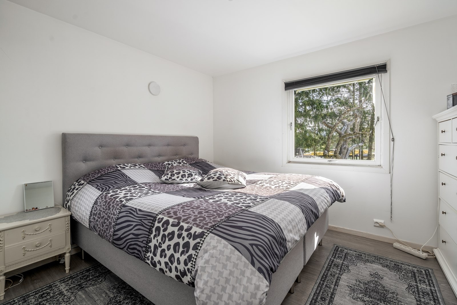 I 1.etg er det et romslig soverom med god plass til dobbeltseng. Her er det garderobeskap for klesoppbevaring. Galleribilde