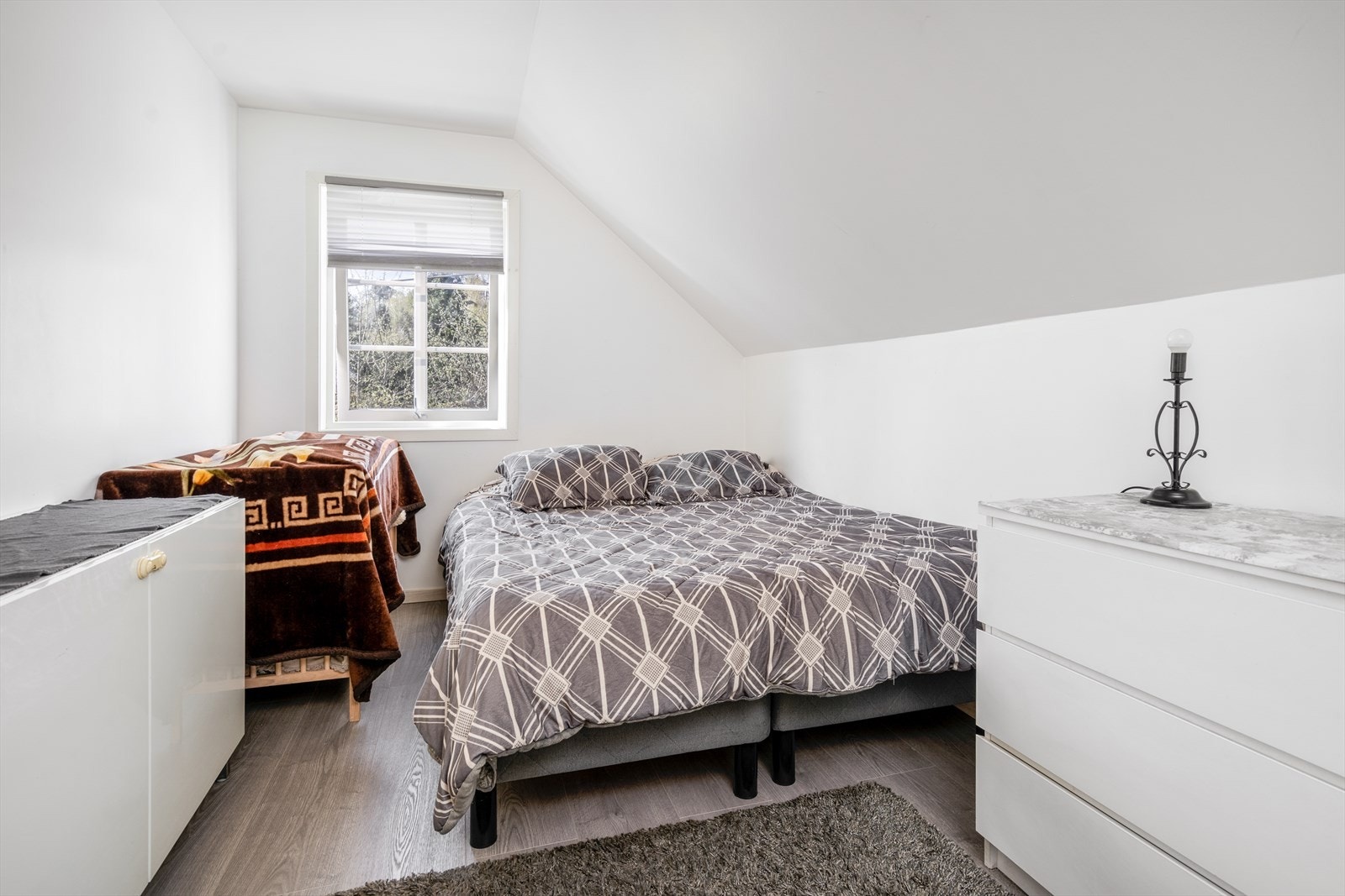 Det er tre lyse og pene soverom i 2.etg. Galleribilde