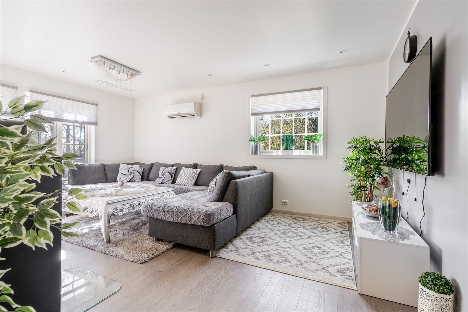 I stuen er det montert vedovn fra 2021 med glassplate under, for lun varme på kaldere dager. Galleribilde