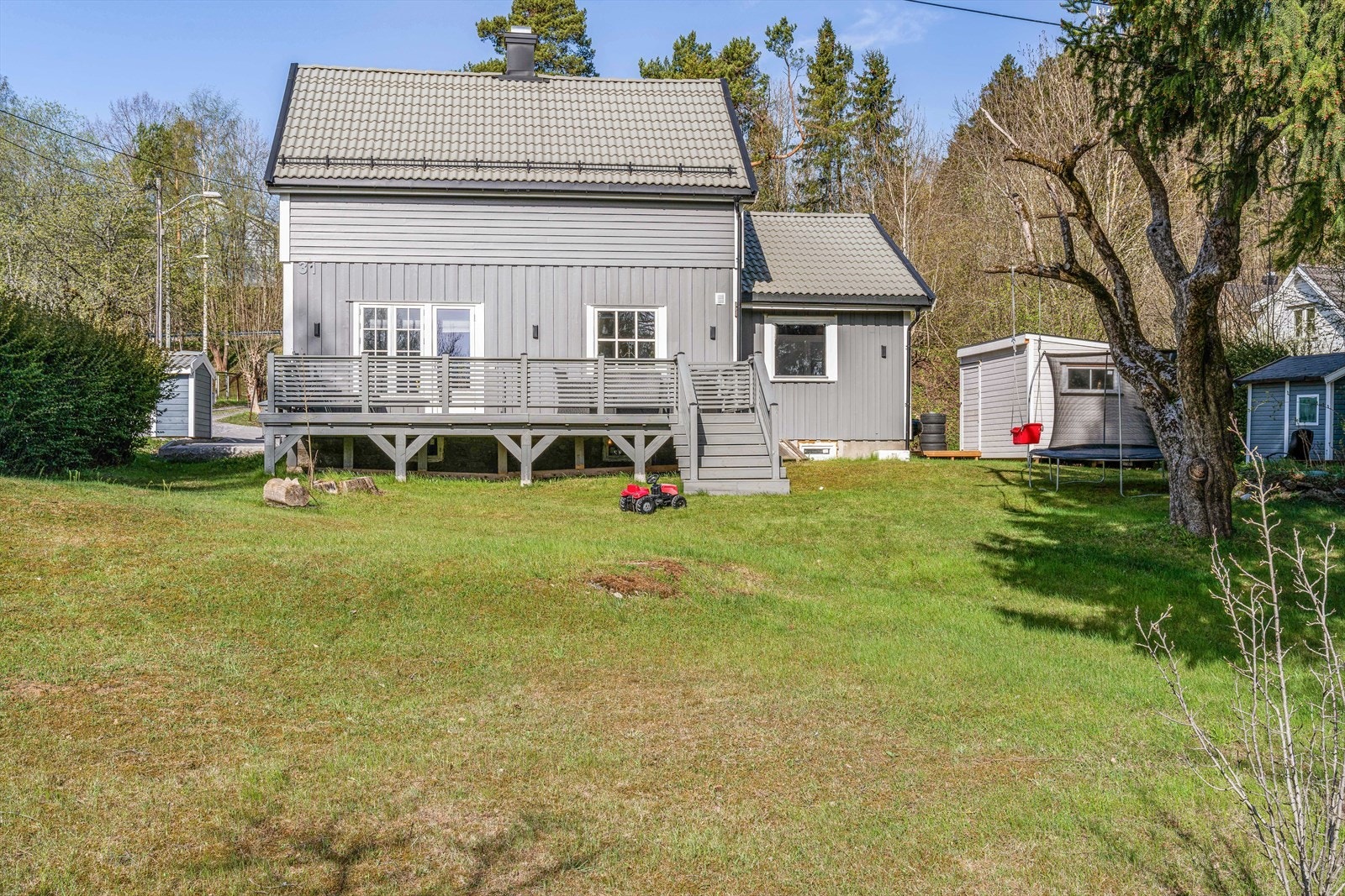 Stor, østvendt veranda ut fra stuen med nedgang til hagen. Her er det god plass til utemøblement og grill. Galleribilde